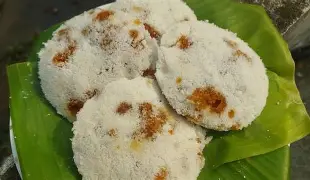 গুড়-নারকেলে ঠাসা ভাপা পিঠা (৪ পিস)